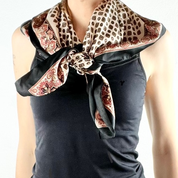 ISOTONER - SIGNATURE COLLECTION |🧣🖤Paisley Print Large Square Scarf - Picture 3 of 8